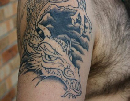 Chinese Dragon Pic Tattoo On Shoulder